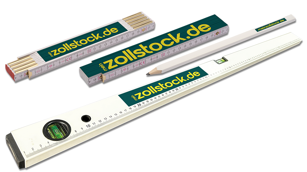 Verschiedene Messwerkzeuge: ein längliches weißes Wasserwaagenlineal mit Libelle und Zentimetereinteilung, zwei grün lackierte, zusammen- und ausklappbare Zollstöcke mit gelbem "zollstock.de"-Schriftzug sowie ein weißer Zimmermannsbleistift, freigestellt auf hellem Hintergrund.