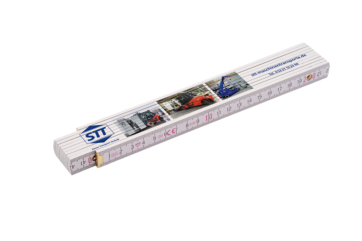 Gefalteter weißer Holz-Zollstock mit STT-Logo, aufgedruckten Fotos von Gabelstaplern/Transportfahrzeugen und klar sichtbarer Zentimeter-Skala, freigestellt auf weißem Hintergrund.