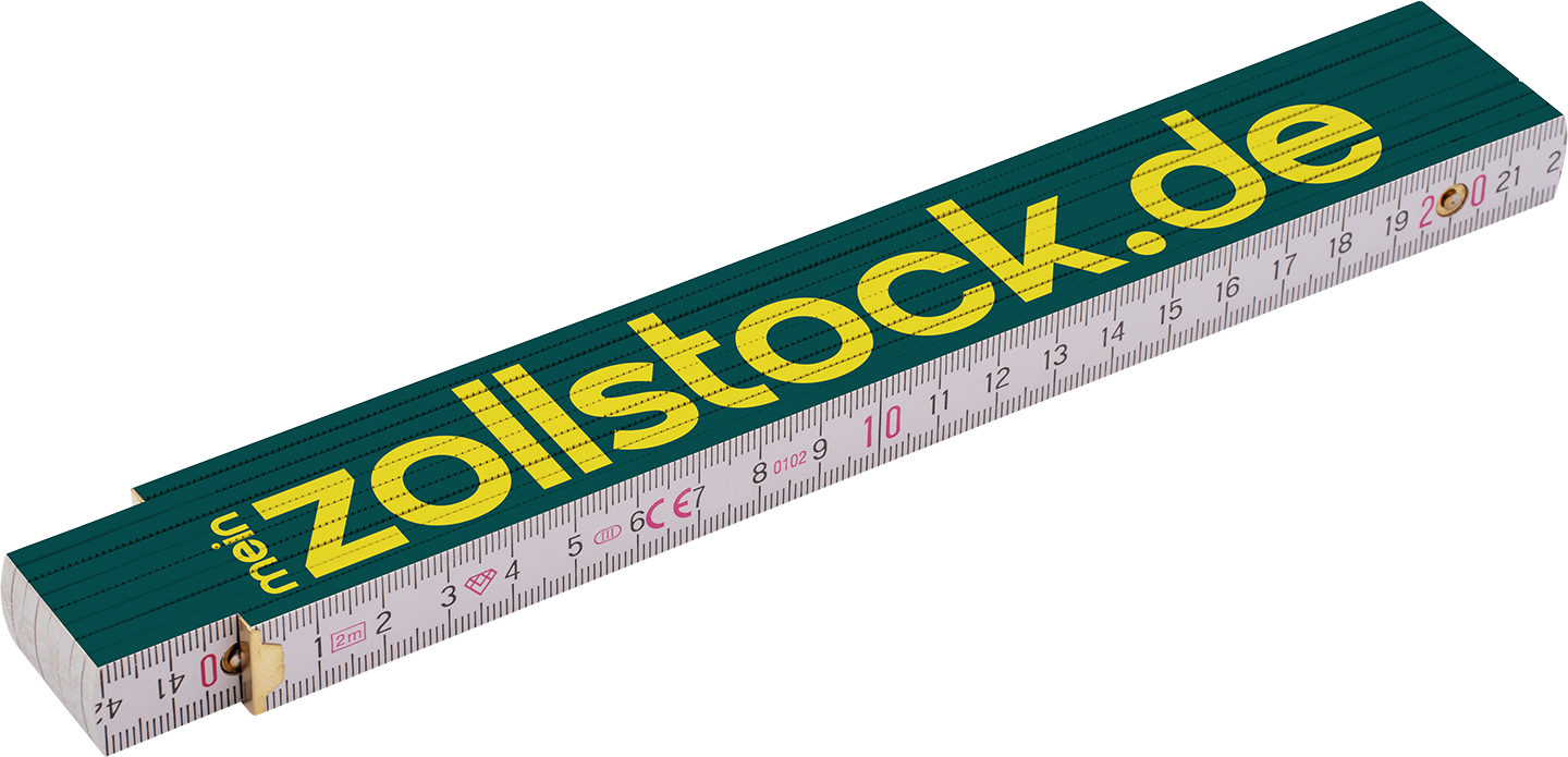 Gefalteter Holz‑Zollstock in diagonaler Perspektive mit grünem Deckel und großem gelben Schriftzug 'zollstock.de', sichtbaren Zentimeter-Markierungen und Messinggelenk.