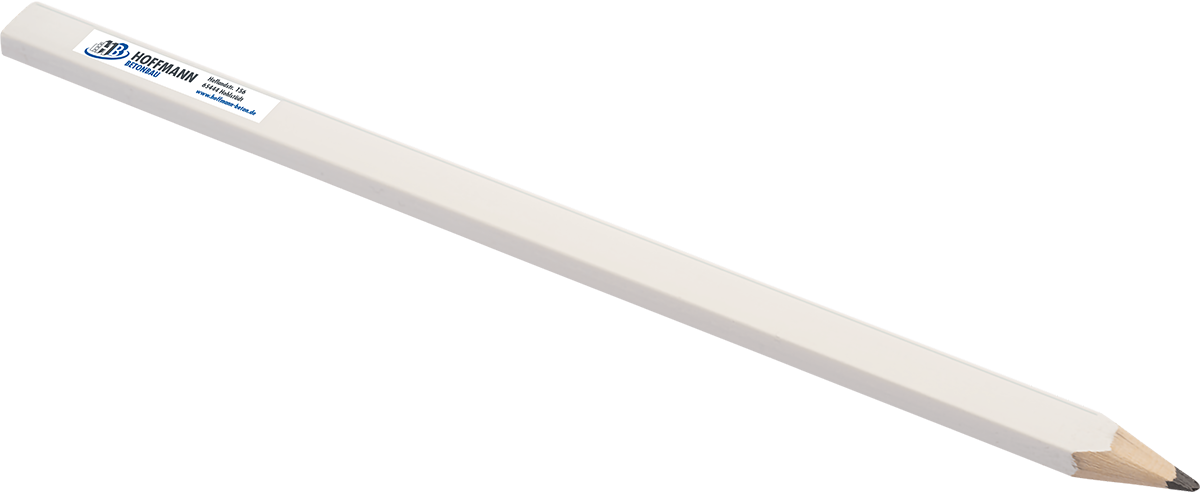 Langer weißer, flachgeschliffener Zimmermannsbleistift mit angespitzter Holzspitze und blau-weißem Firmenaufkleber an einem Ende.