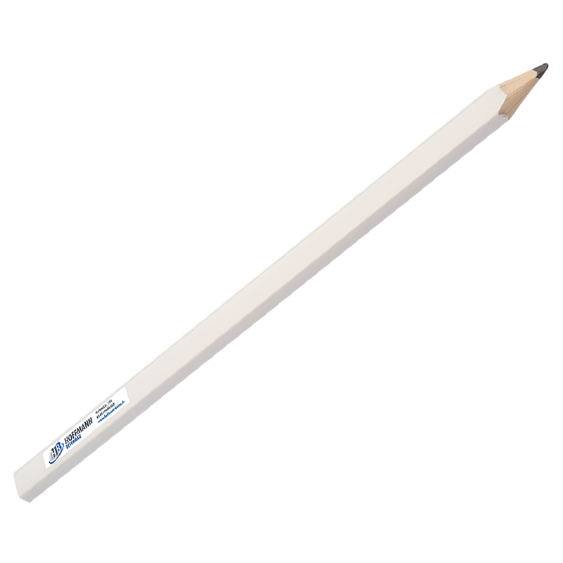 Flacher, rechteckiger weißer Zimmermannsbleistift mit angespitzter Holzspitze und blauem Herstellerschriftzug, freigestellt vor weißem Hintergrund.