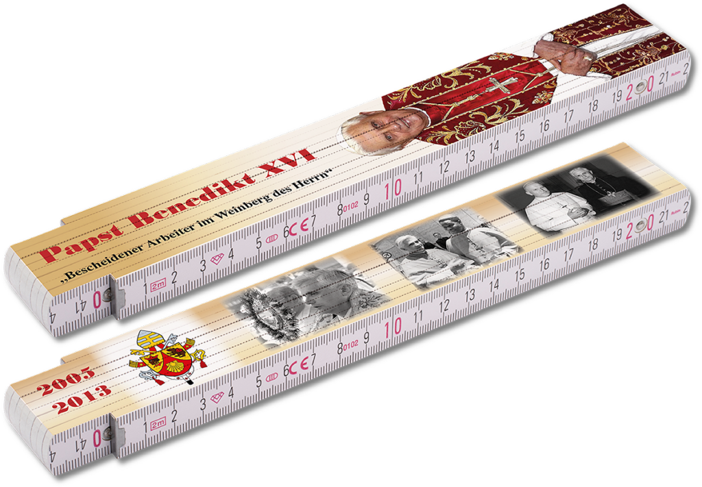 Zwei Klappmaßstäbe mit Farbbild eines in roter Messgewandung dargestellten Geistlichen, Schwarzweißfotos, Text und den Jahren 2005–2013.