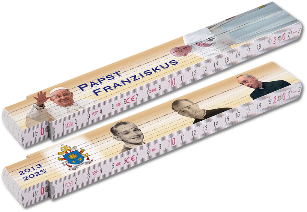 Zwei Meterstöcke mit Porträts eines Papstes, Schriftzug mit Papstnamen, päpstliches Wappen und Jahreszahlen 2013–2025.