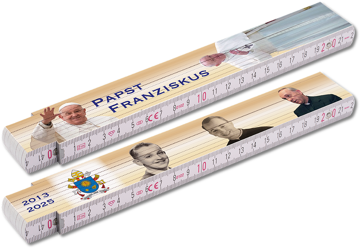 Zwei Meterstöcke mit Porträts eines Papstes, Schriftzug mit Papstnamen, päpstliches Wappen und Jahreszahlen 2013–2025.